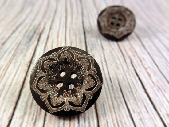 Preview: Schwarze Holzknopf Ohrstecker Button Blumengravur